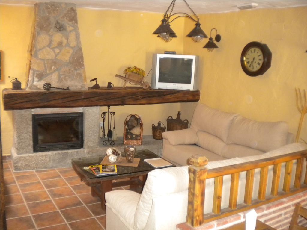 Hostal Rural Las Cuatro Calles San Martín del Pimpollar Exterior foto
