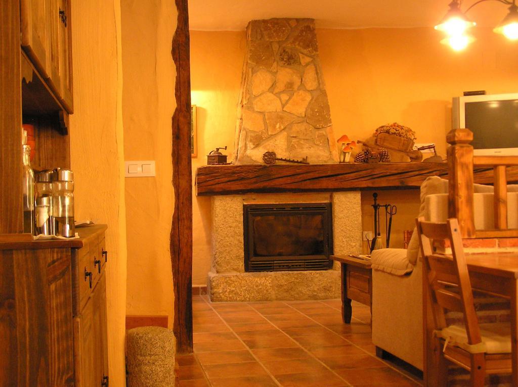 Hostal Rural Las Cuatro Calles San Martín del Pimpollar Exterior foto