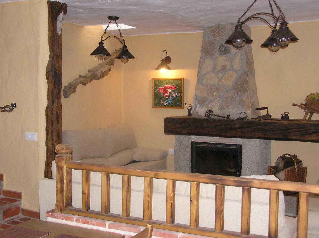 Hostal Rural Las Cuatro Calles San Martín del Pimpollar Exterior foto